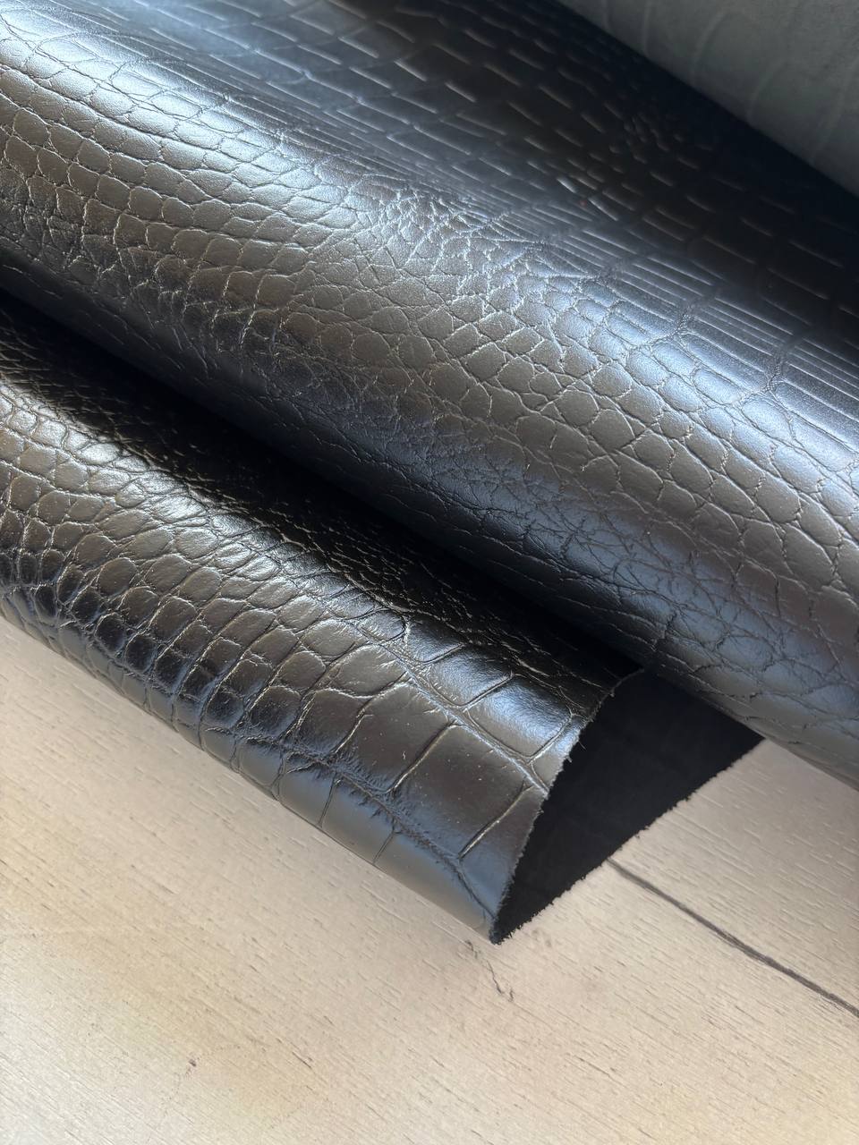 Натуральная кожа (спилок) с тиснением плитой под крокодила артикул "Фенито" 1
