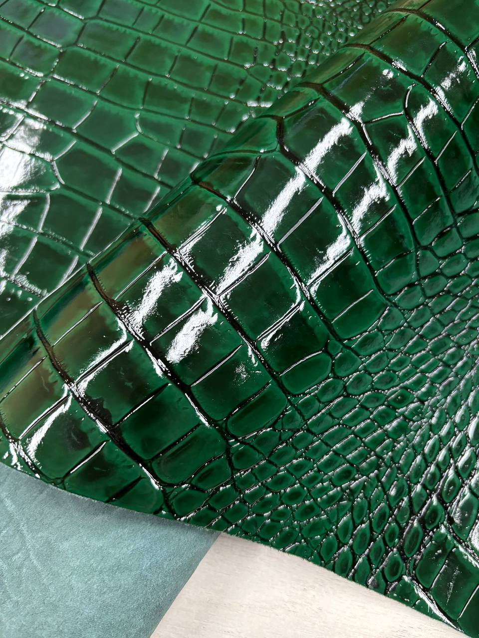 Натуральная галантерейная кожа с тиснением плитой "Кроко" артикул «Африка» 3