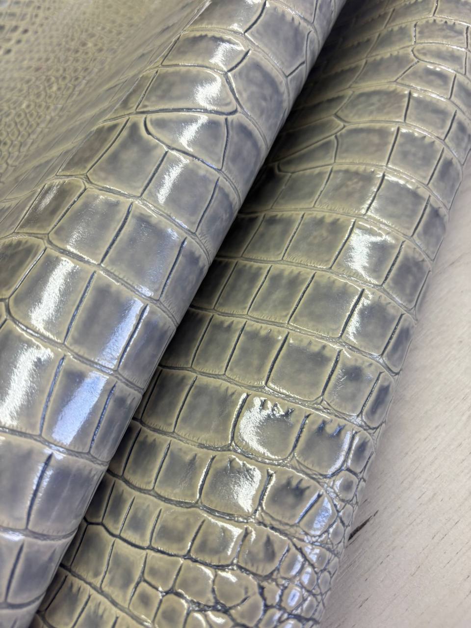 Натуральная кожа (спилок) с тиснением плитой под крокодила артикул "Саванна" 1