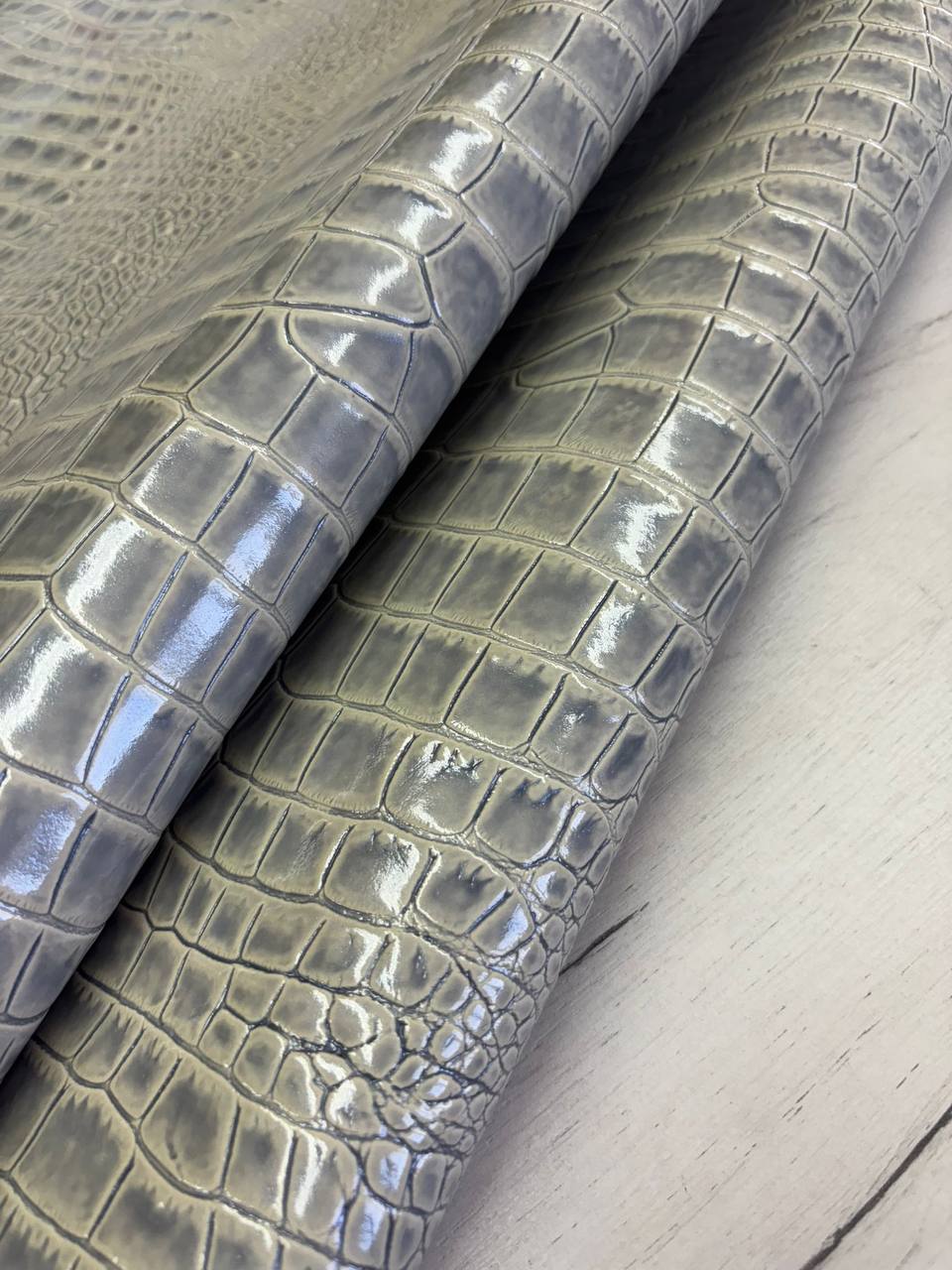 Натуральная кожа (спилок) с тиснением плитой под крокодила артикул "Саванна" 2