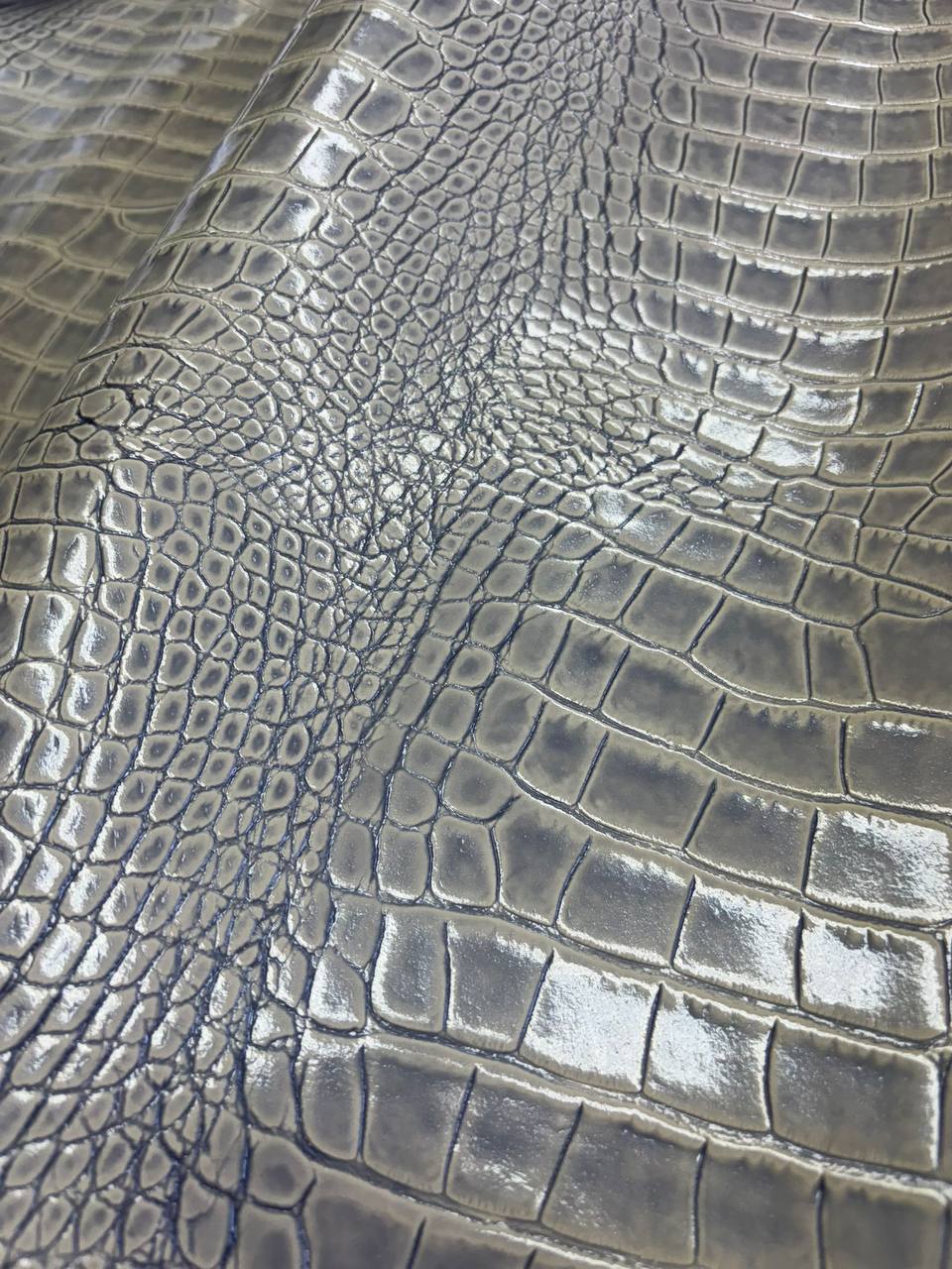 Натуральная кожа (спилок) с тиснением плитой под крокодила артикул "Саванна" 3