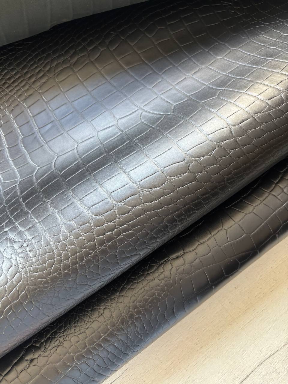 Натуральная кожа (спилок) с тиснением плитой под крокодила артикул "Фенито" 2