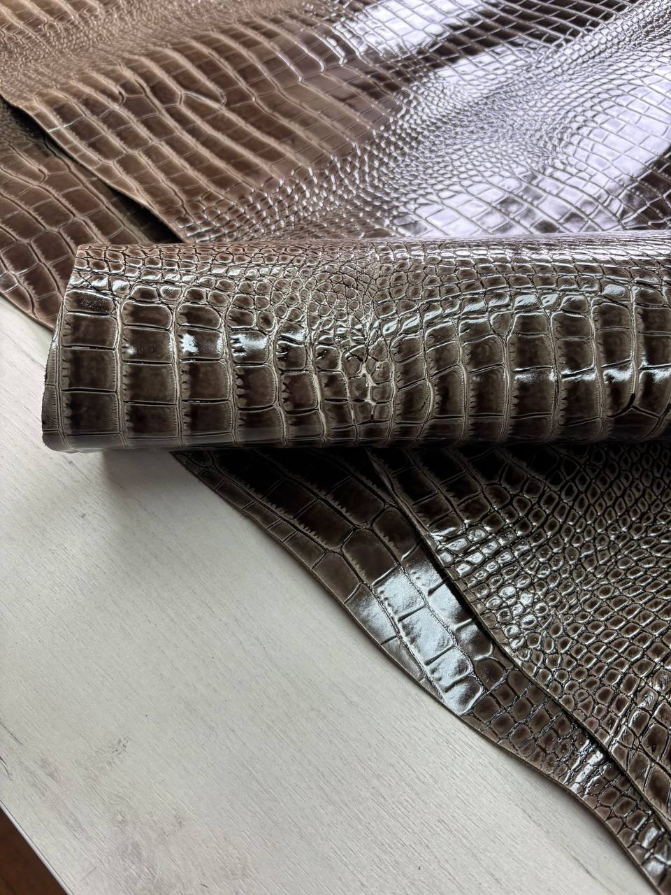 Натуральная галантерейная кожа с тиснением плитой "Кроко" артикул «Африка» 3