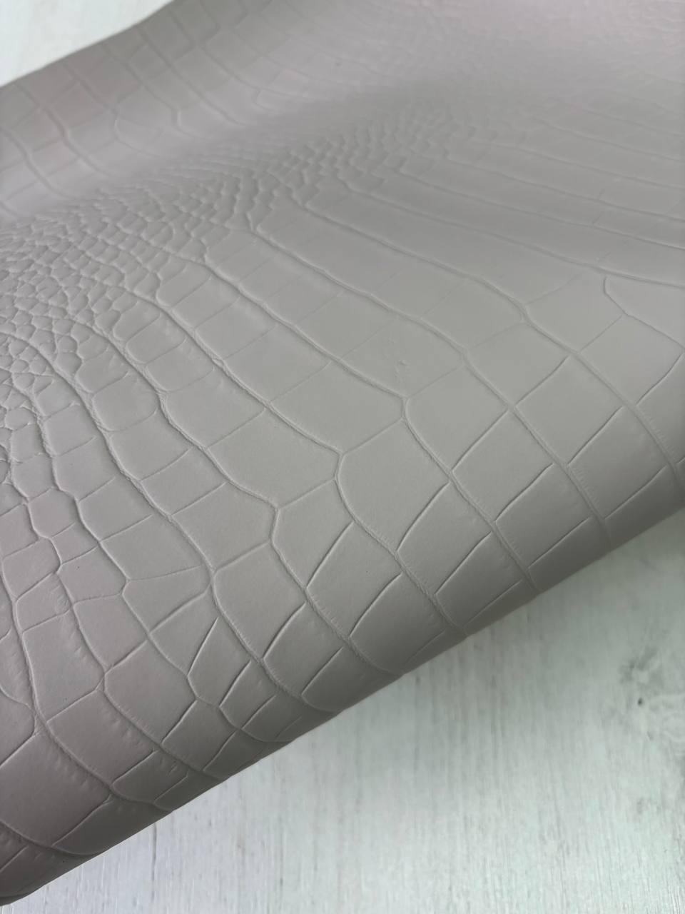 Натуральная кожа (спилок) с тиснением плитой под крокодила артикул "Фенито" 1