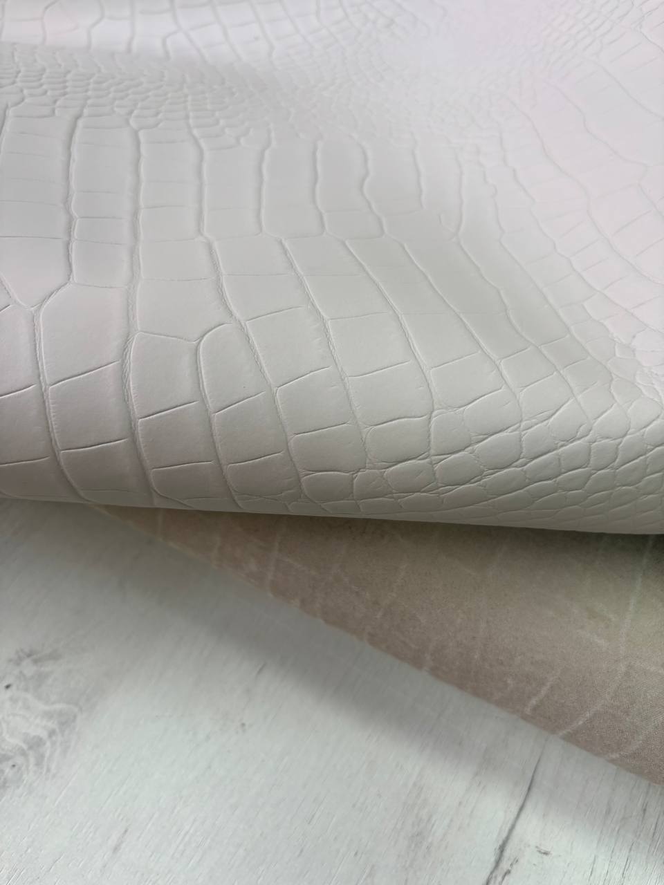 Натуральная кожа (спилок) с тиснением плитой под крокодила артикул "Фенито" 2