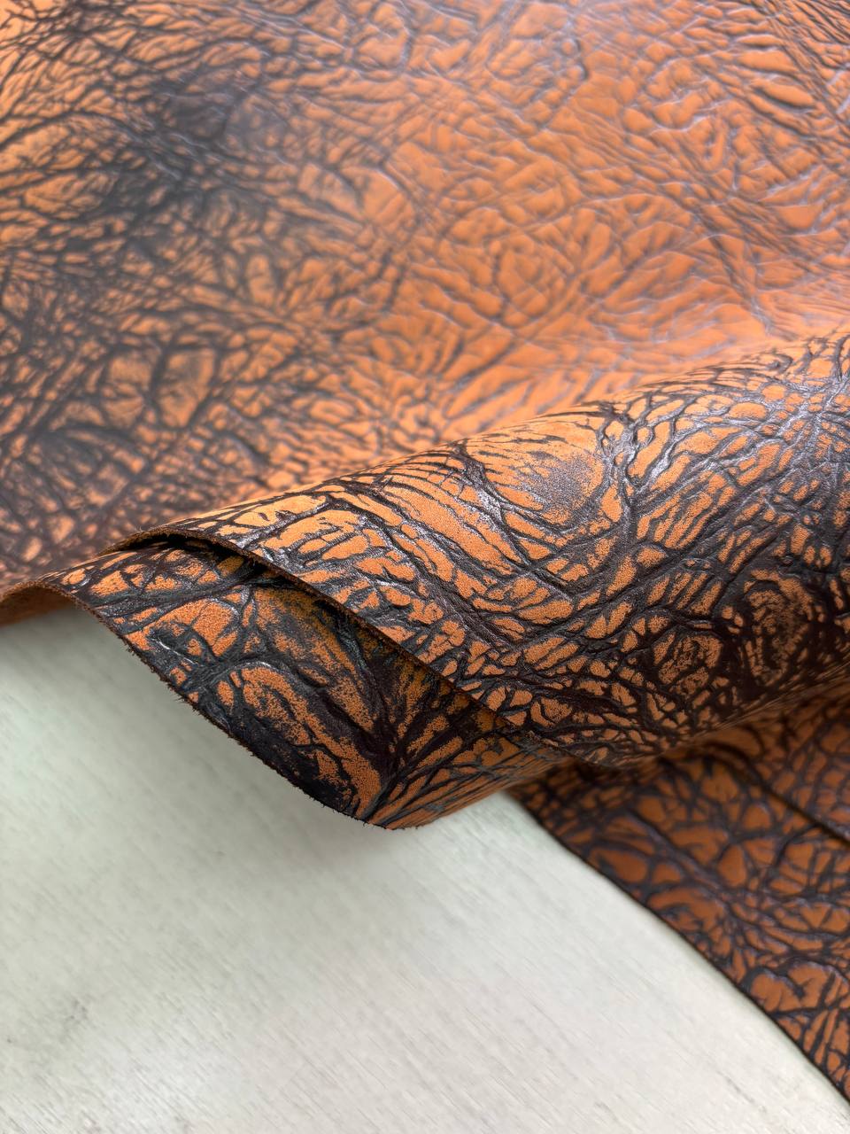 Шорно-седельная кожа с тиснением Тигина 1