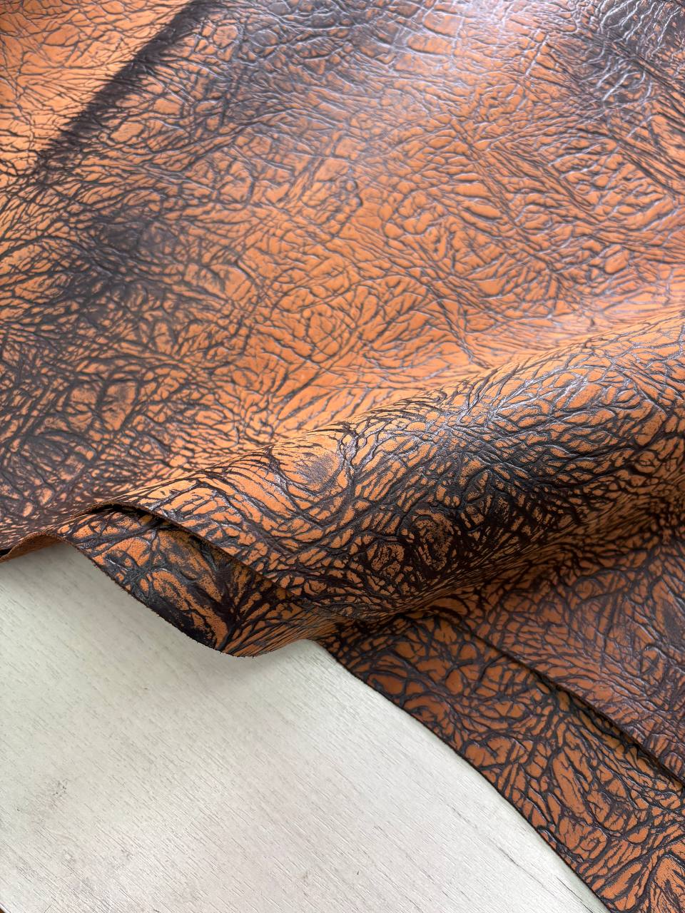 Шорно-седельная кожа с тиснением Тигина 2