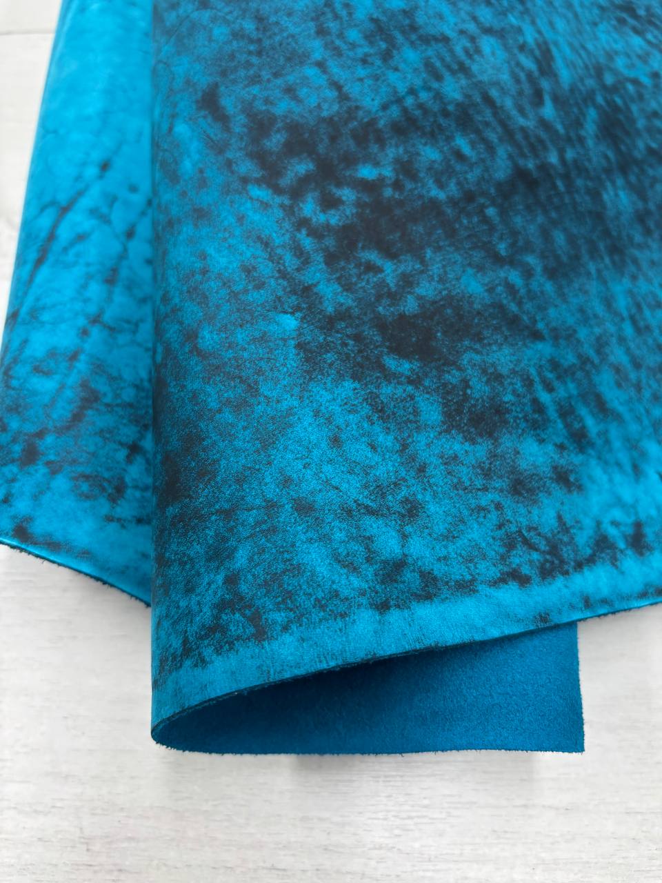 Юфть шорно-седельная артикул "Лофт" в голубом цвете 3