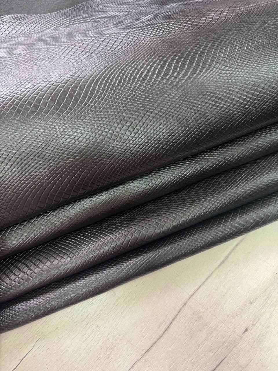 Юфть шорно-седельная с тиснением "Змея" 1