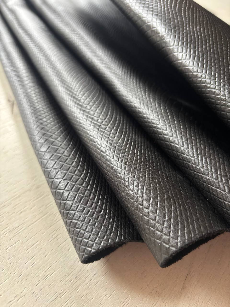 Юфть шорно-седельная с тиснением "Змея" 2