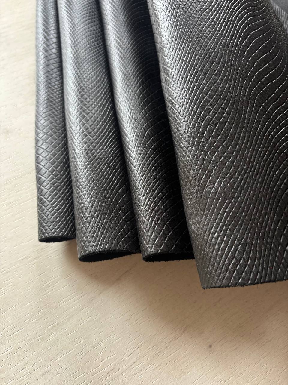 Юфть шорно-седельная с тиснением "Змея" 3