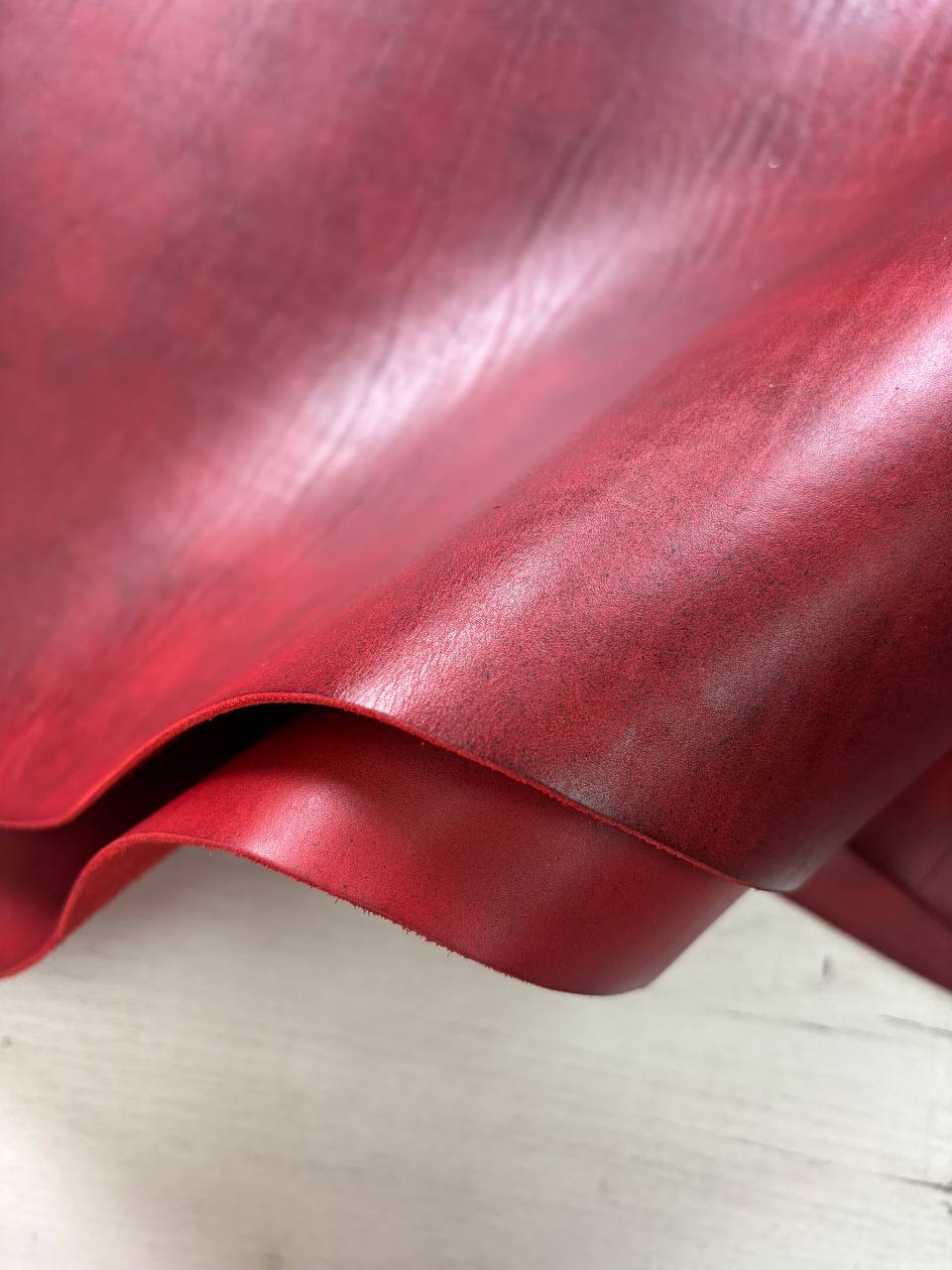 Юфть шорно-седельная в цвете рубин 1