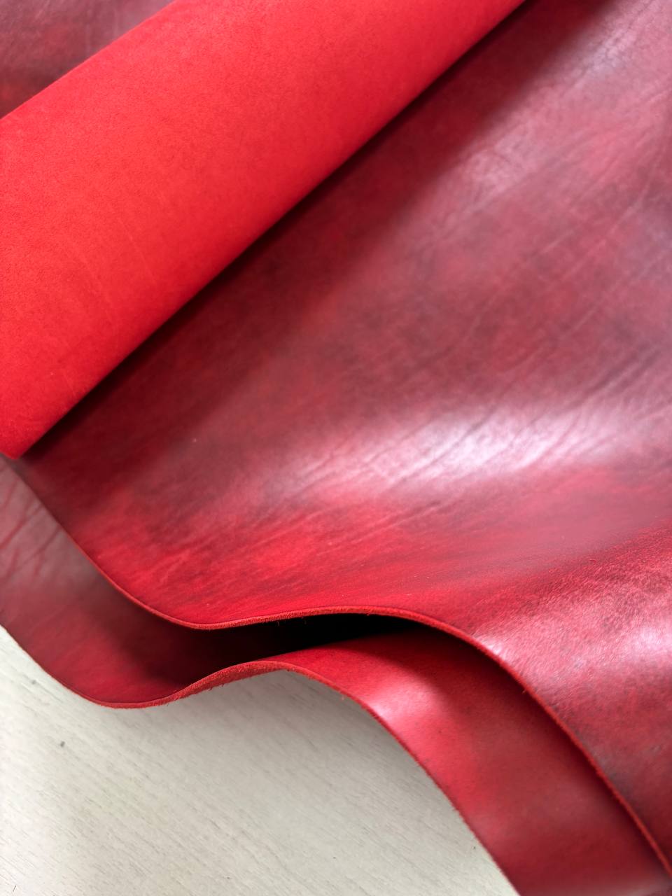 Юфть шорно-седельная в цвете рубин 2