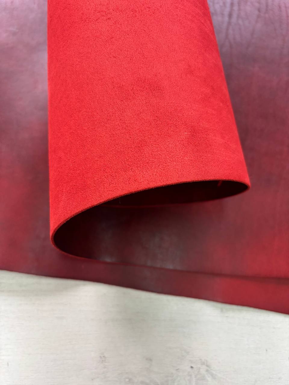 Юфть шорно-седельная в цвете рубин 3